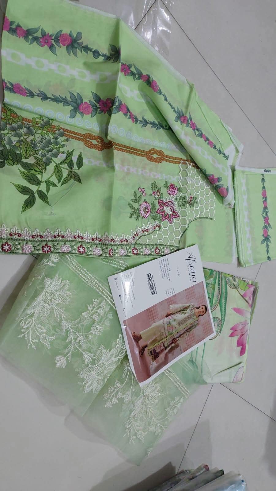 Mahnur Lawn emb (1226-1)